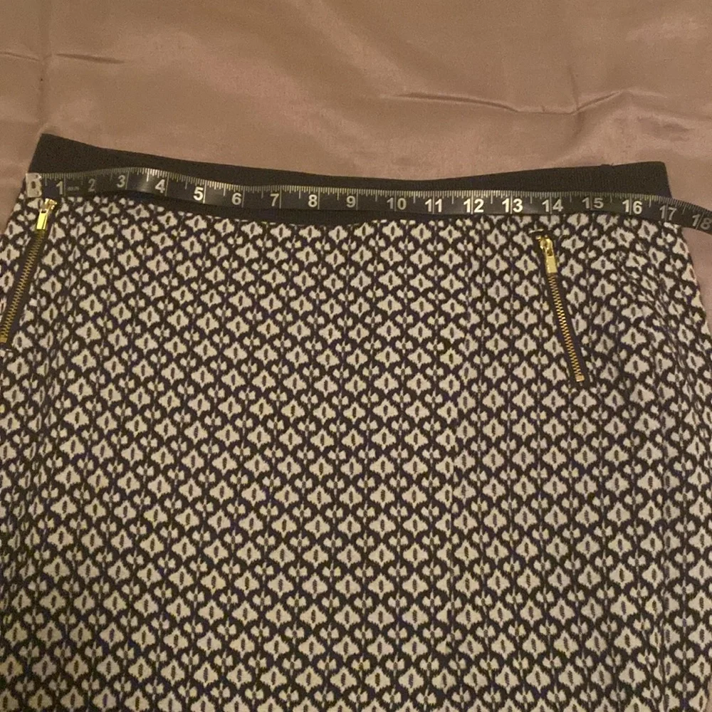 Black and white skirt - Picture 4 of 5